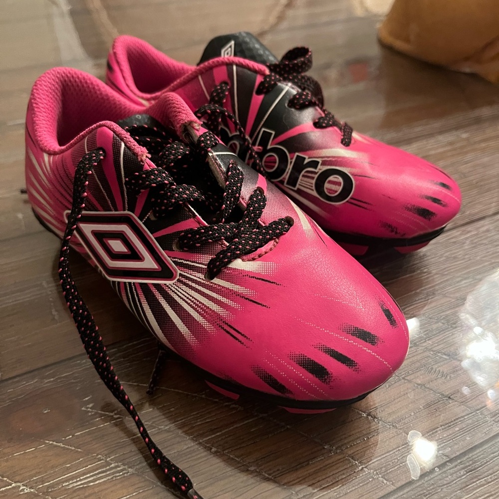 Umbro pink soccer cleats size 10kids